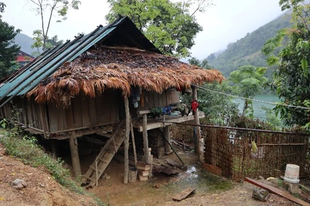 Hạ tầng thiếu thốn, đời sống người dân vùng lòng hồ Thủy điện Bản Vẽ đang gặp rất nhiều khó khăn.