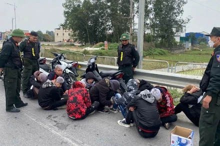 Nhóm thanh niên không đội mũ bảo hiểm, tháo biển kiểm soát, điều khiển xe máy với tốc độ cao trên tuyến cao tốc Nghi Sơn (Thanh Hóa)-Diễn Châu (Nghệ An) vào chiều 29/1/2025 bị bắt giữ.