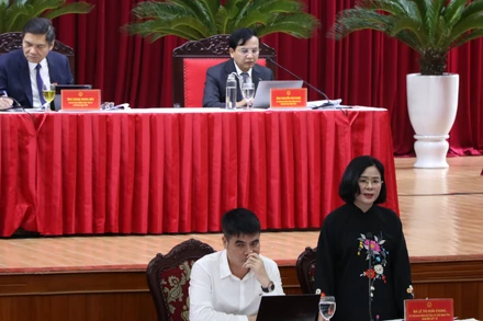 Bà Lê Thị Hoài Chung, Giám đốc Sở Y tế tỉnh Nghệ An trả lời chất vấn các đại biểu.