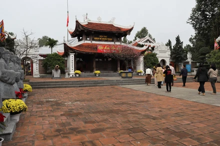 Đền thờ Hoàng đế Quang Trung được xây dựng trên đỉnh thứ hai của núi Dũng Quyết.