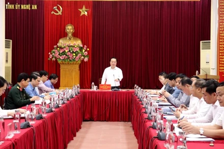 Đồng chí Nguyễn Đức Trung, Bí thư Tỉnh ủy Nghệ An, chủ trì phiên họp thường kỳ tháng 3 của Ban Thường vụ Tỉnh ủy.