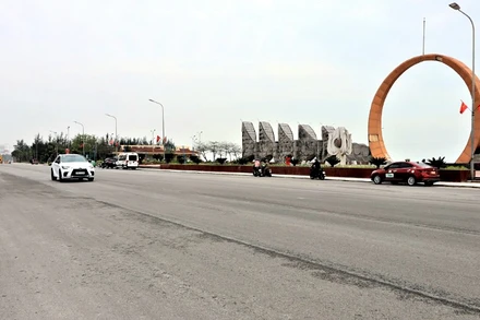 Đường Bình Minh, đoạn đường trước Quảng trường Bình Minh có tốc độ thi công nhanh nhất, đạt hơn 98% khối lượng công việc. Hiện phương tiện giao thông đã có thể lưu thông được cả hai phía.