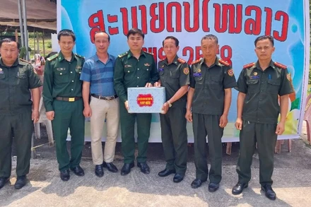 Đồn Biên phòng Cửa khẩu Quốc tế Nậm Cắn (Bộ đội Biên phòng tỉnh Nghệ An) chúc Tết Bunpimay Đại đội Biên phòng 221, Bộ Chỉ huy Quân sự tỉnh Xiêng Khoảng.