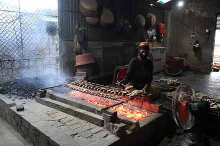 Từ sáng sớm, các mẹ, các chị đã tất bật bên những bếp than hồng. 