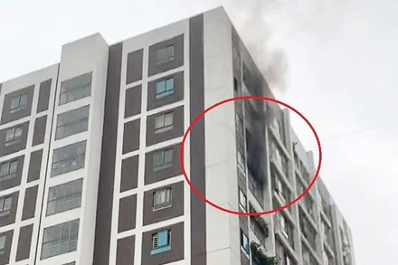 Khói đen kèm mùi khét bốc ra từ một căn hộ ở tầng 12. (Ảnh: K. Chính)