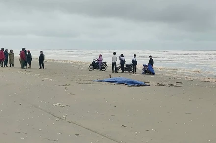 Thi thể được phát hiện trôi dạt vào vùng biển Hà Tĩnh vào khoảng 15 giờ ngày 29/3.