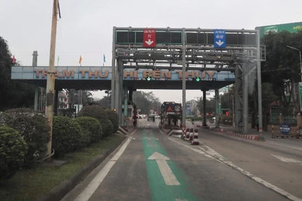 Cầu Bến Thủy 1 bắc qua sông Lam, nối Quốc lộ 1A qua thành phố Vinh (tỉnh Nghệ An) và huyện Nghi Xuân (tỉnh Hà Tĩnh). (Trong ảnh: Trạm thu phí BOT Bến Thủy 1)