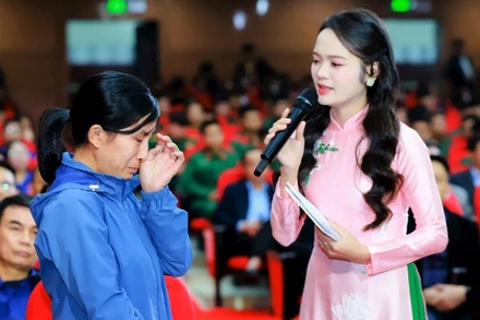 Chị Đậu Thị Xuân (trú xã Nghi Yên, huyện Nghi Lộc) chồng mất, một mình chị đang phải nuôi 3 con nhỏ, trong đó 1 cháu bé bị bệnh phải phẫu thuật nhiều lần nhưng chưa khỏi. 