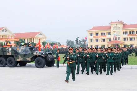 Lực lượng vũ trang tỉnh Nghệ An diễu binh tại buổi lễ. 