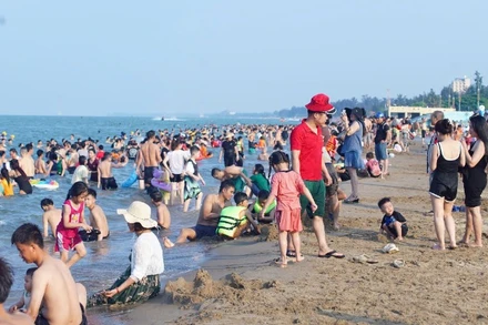 Có khoảng 322.000 lượt khách đến biển Cửa Lò trong 5 ngày nghỉ Lễ 30/4 và 1/5 vừa qua.