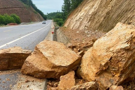 Hiện trường sạt lở vách núi trên tuyến Quốc lộ 7C, đoạn qua xã Giang Sơn Đông, huyện Đô Lương vào ngày 12/5. (Ảnh: VĂN TRƯỜNG)