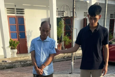 Đối tượng Vũ Trí Lễ (bên trái) tại cơ quan công an.