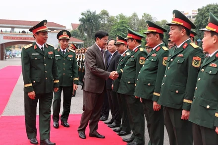 Cán bộ, chiến sĩ lực lượng vũ trang Quân khu 4 chào đón Tổng Bí thư Đảng Nhân dân Cách mạng Lào, Chủ tịch nước Lào Thongloun Sisoulith.