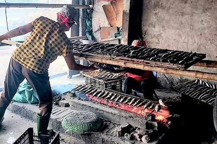 Các lò nướng đỏ lửa từ sáng sớm.