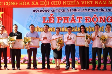 Phó Chủ tịch Ủy ban nhân dân tỉnh Nghệ An Bùi Đình Long trao Bằng khen của Ủy ban nhân dân tỉnh cho 6 tập thể có thành xuất sắc trong công tác an toàn vệ sinh lao động năm 2024.