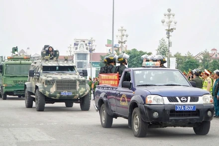 Công an tỉnh Nghệ An tổ chức diễu hành biểu dương lực lượng.