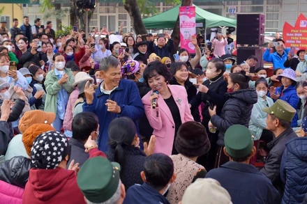 Ca sĩ Thái Thùy Linh giao lưu cùng các bệnh nhân.