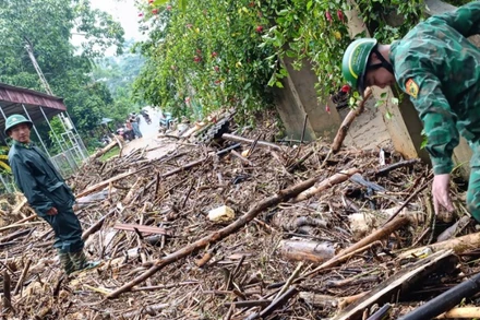 Tối 29/5, lũ quét bất ngờ tràn xuống bản Lam Hợp, xã Tri Lễ, huyện Quế Phong, mang theo đất đá, cây cối. (Ảnh: HIẾU AN)