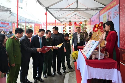 Các đại biểu, khách mời tham quan gian trưng bày của Báo Nghệ An.