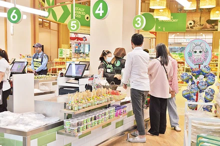 Rất đông khách tới mua hàng và ăn uống tại trung tâm ẩm thực, thương mại VT Namnueng