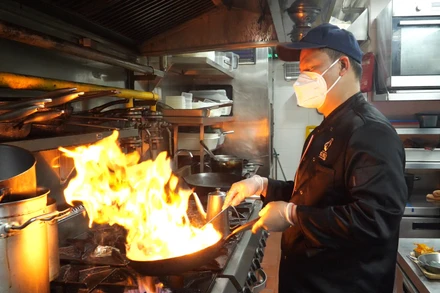 Bếp trưởng Lê Ngọc Quyền chế biến các món ăn Việt.