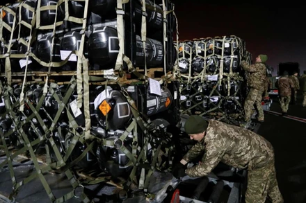 Tên lửa chống tăng Javelin của Ukraine do Mỹ viện trợ tại Sân bay quốc tế Boryspil ở Kiev, 2/2022. Ảnh | Valentyn Ogirenko/Reuters
