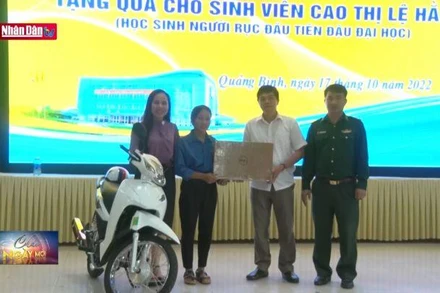 Trao thưởng cho sinh viên đồng bào Rục đầu tiên đỗ đại học