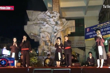 Câu chuyện văn hóa: Nghệ thuật truyền thống ''xuống phố'' để hồi sinh