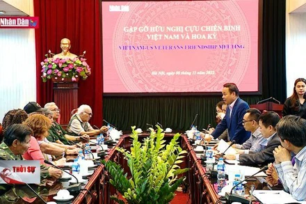 Báo Nhân Dân tiếp nhận di vật liệt sĩ từ cựu chiến binh Mỹ