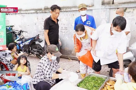 Ấm áp những suất cơm miễn phí nơi bệnh viện