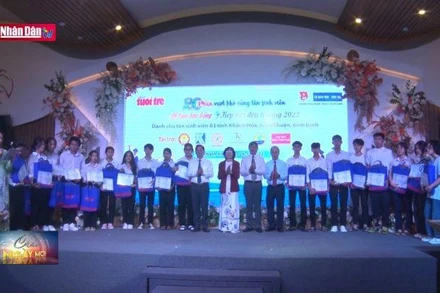 Tiếp sức đến trường cho tân sinh viên nghèo vượt khó năm 2022