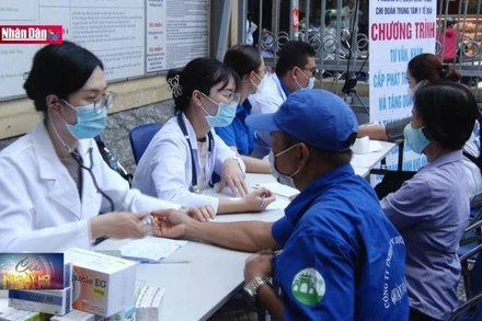 Khám, phát thuốc miễn phí cho thanh niên công nhân