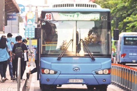 Một tuyến xe buýt thu hút nhiều học sinh và sinh viên.