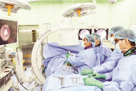 Bác sĩ áp dụng kỹ thuật tán sỏi qua da.