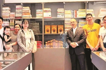 Ông Tài (mặc vest, đeo kính) mong rằng bộ sưu tập sẽ giúp nhiều người hiểu hơn về Truyện Kiều.