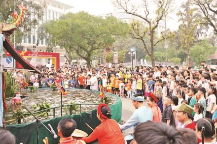 Đông đảo khách tham quan đến Lễ hội Quà tặng du lịch tham gia các hoạt động khám phá, trải nghiệm.