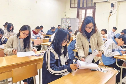 Các trường THPT ở Hà Nội tập trung cao độ hướng dẫn học sinh lớp 12 ôn thi tốt nghiệp THPT.