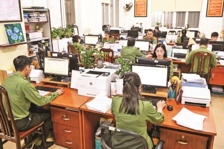 Cán bộ, chiến sĩ Phòng Hồ sơ nghiệp vụ, Công an thành phố Hà Nội tăng cường thời gian làm việc, đáp ứng nhiệm vụ mới. (Ảnh HẢI NAM)