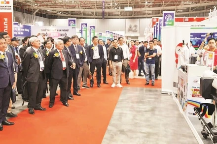 Đại biểu tham quan các gian hàng trưng bày tại Smart City Asia 2025.