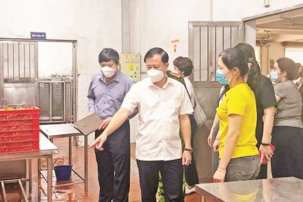 Đoàn kiểm tra liên ngành về an toàn thực phẩm chỉ ra nhiều vi phạm tại bếp ăn của Công ty TNHH Đồ chơi Chee Wah Việt Nam. (Ảnh THU TRANG)