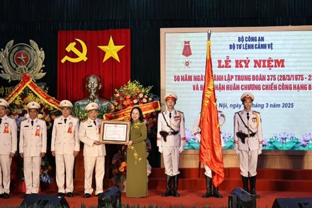 Phó Chủ tịch nước Võ Thị Ánh Xuân trao Huân chương Chiến công hạng Ba tặng Trung đoàn 375.