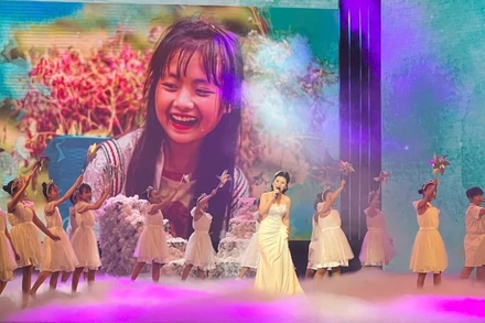 Các tiết mục múa, hát đặc sắc trong Chương trình "Mùa xuân cho em" lần thứ 18. 