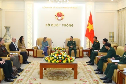 Bộ trưởng Quốc phòng Phan Văn Giang tiếp Thứ trưởng Quốc phòng Canada Stefanie Beck. 