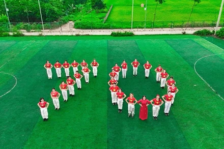 Các hội viên, phụ nữ tham gia trình diễn dân vũ nhân dịp kỷ niệm 70 năm Chiến thắng Điện Biên Phủ. 