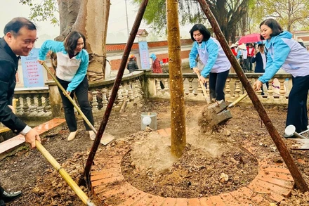 Các đại biểu trồng cây trong khuôn viên di tích. 