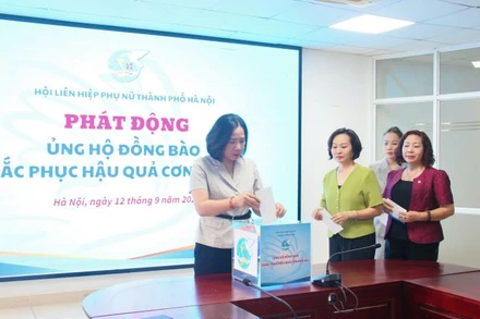 Lãnh đạo, cán bộ Hội Liên hiệp Phụ nữ Hà Nội ủng hộ đồng bào chịu thiệt hại sau bão số 3.