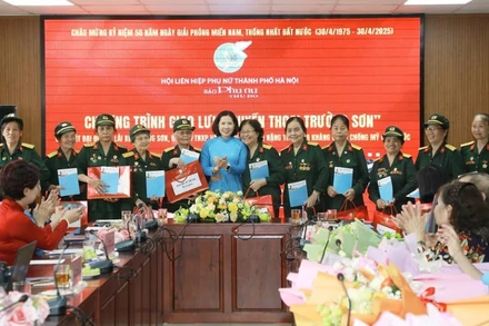 Chủ tịch Hội Liên hiệp Phụ nữ Hà Nội Lê Kim Anh tặng quà các bác Đại đội nữ lái xe Trường Sơn.