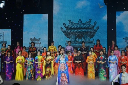 Chương trình “Hương sắc Việt Nam” tổng hòa các tiết mục ca, múa, nhạc độc đáo khắc họa đậm nét vẻ đẹp tà áo.