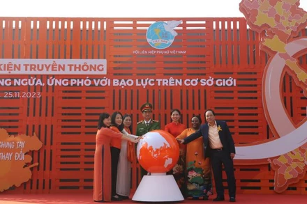 Các đại biểu thực hiện nghi thức cam kết hành động vì bình đẳng giới và phòng ngừa, ứng phó với bạo lực trên cơ sở giới.