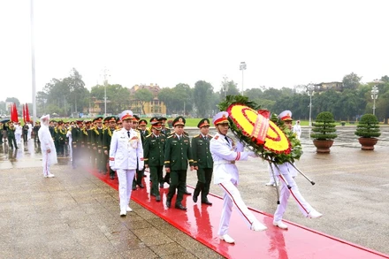 Đoàn đại biểu đặt vòng hoa vào Lăng viếng Chủ tịch Hồ Chí Minh.